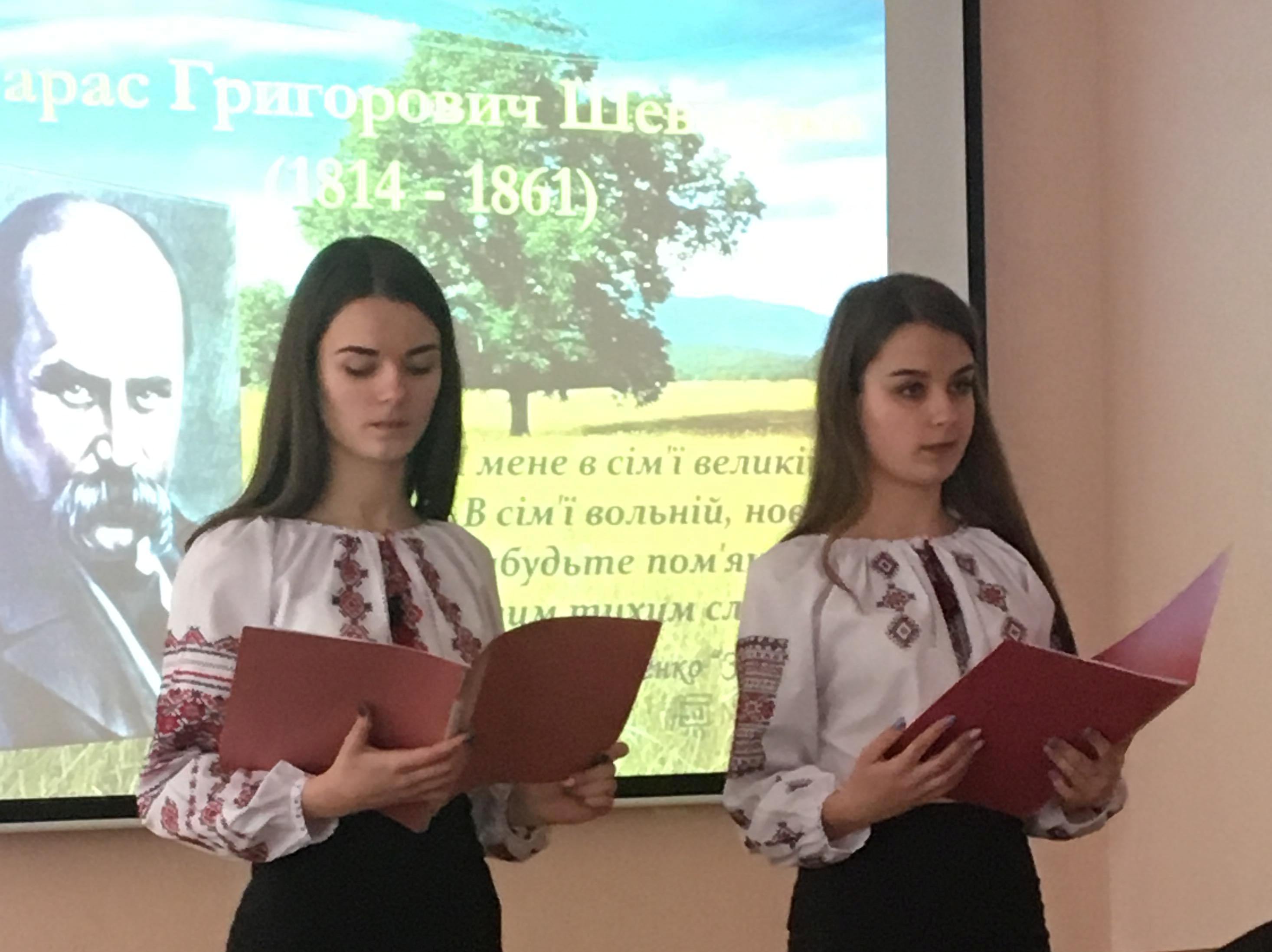 Ведучі вечора (Демчук Маряна та Уляна